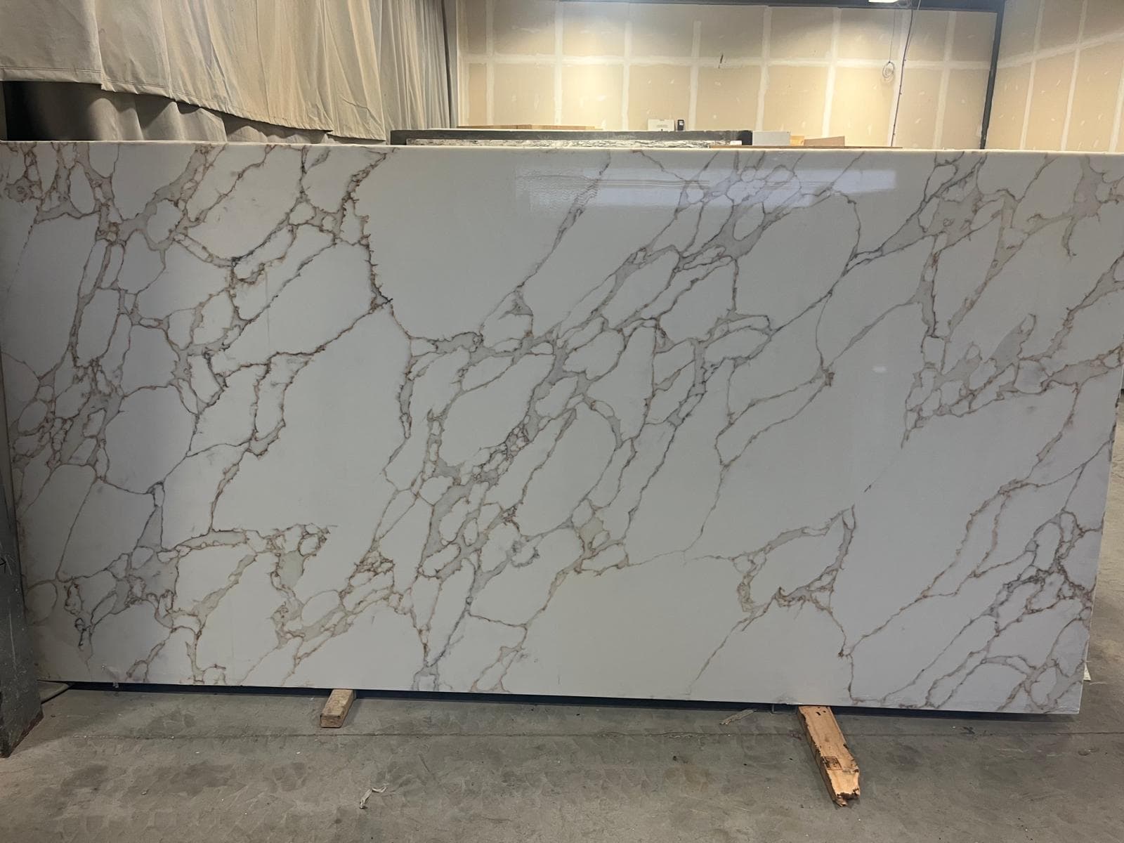 Quartz slab in stock at the workshop, photo 8