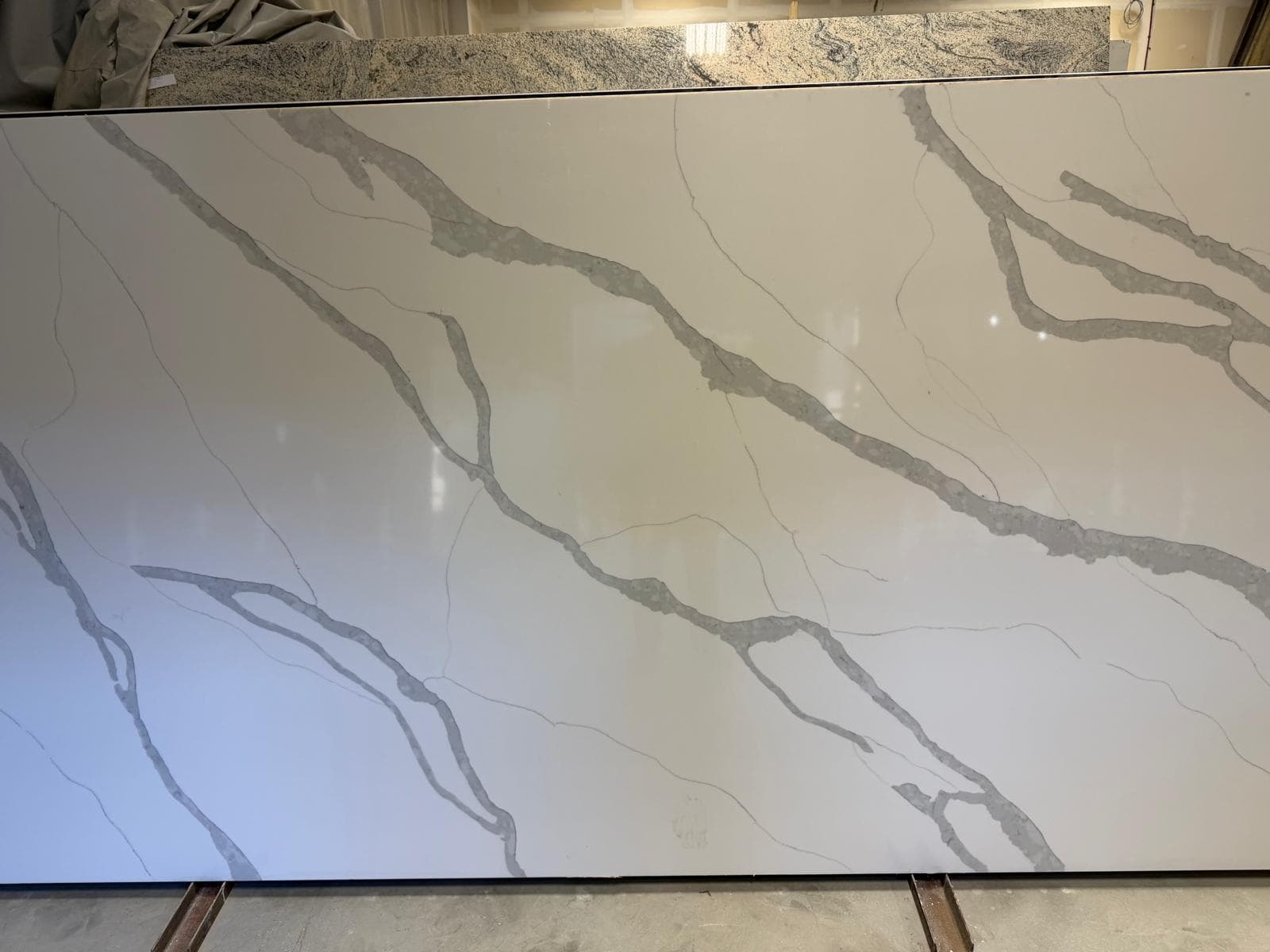 Quartz slab in stock at the workshop, photo 12