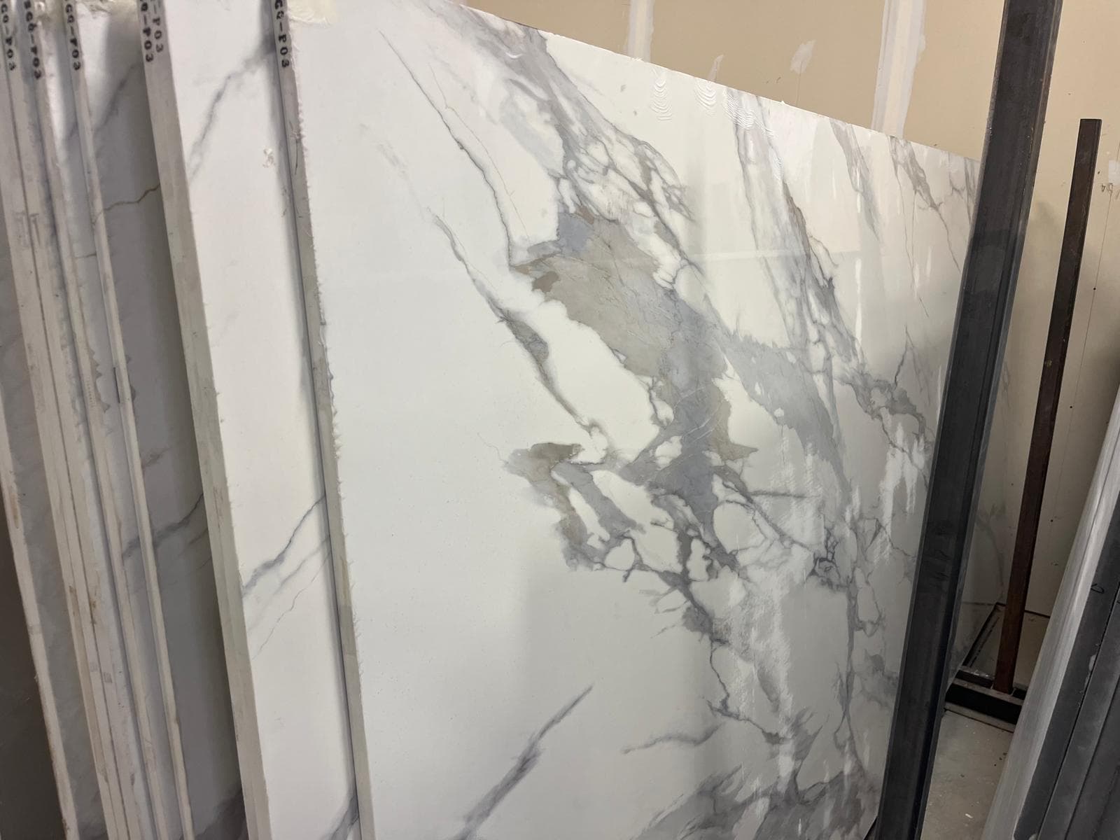 Quartz slab in stock at the workshop, photo 13