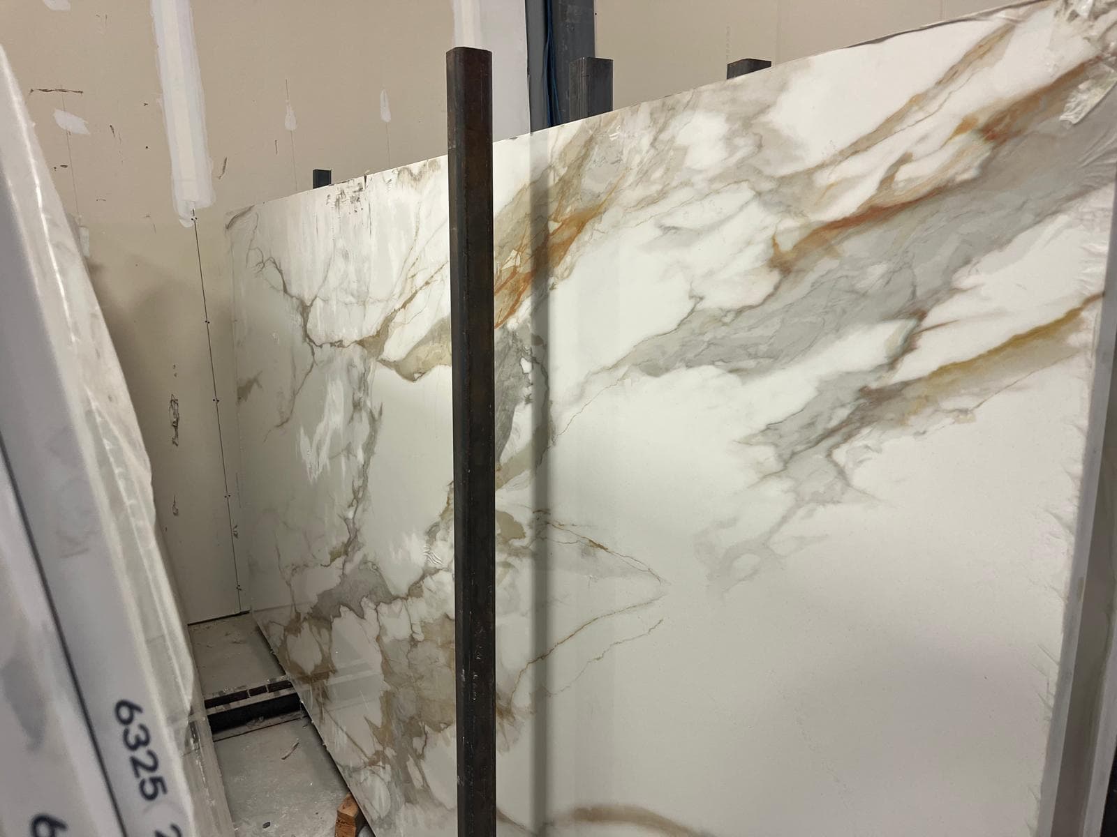 Quartz slab in stock at the workshop, photo 14