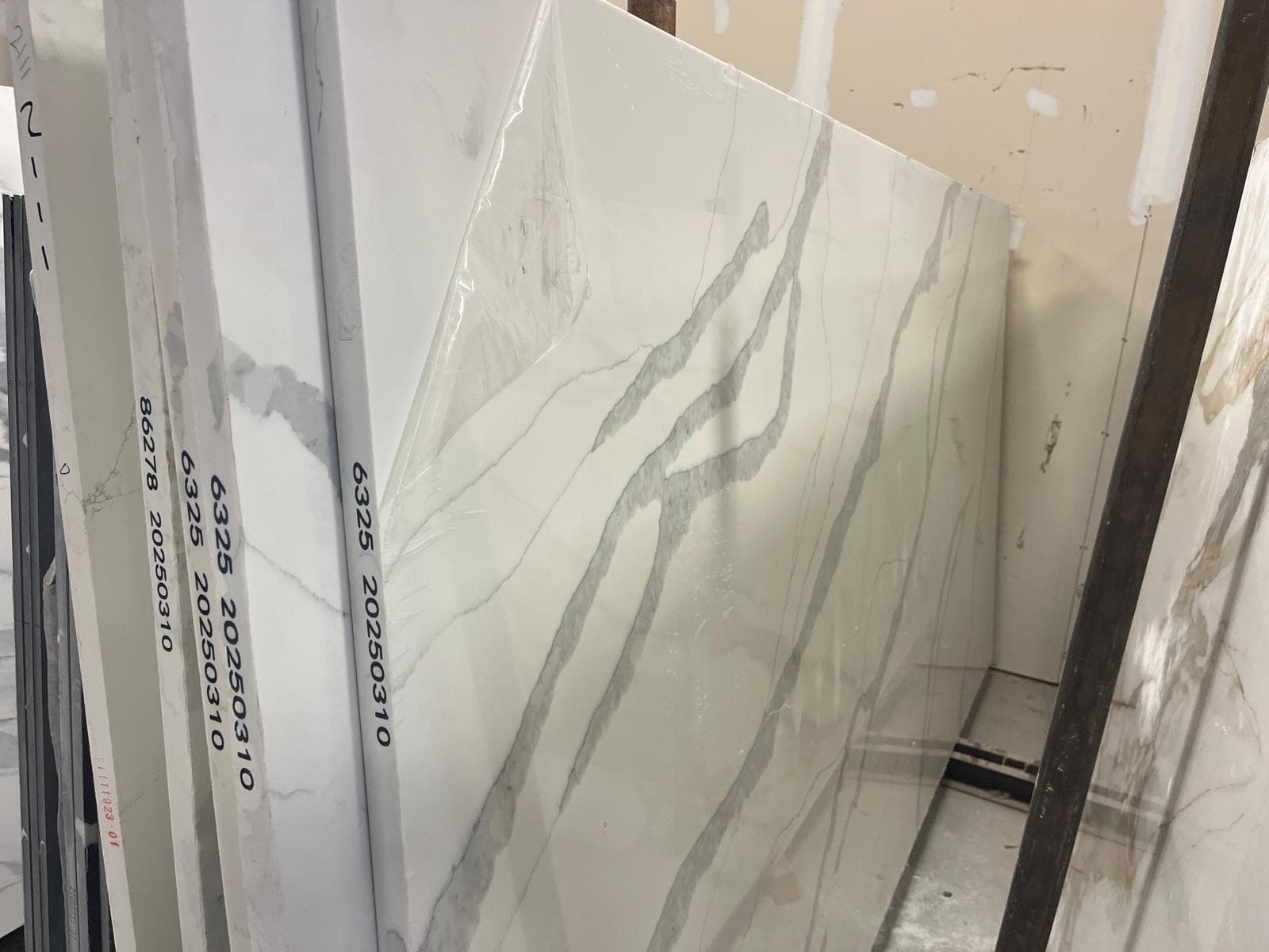Quartz slab in stock at the workshop, photo 15