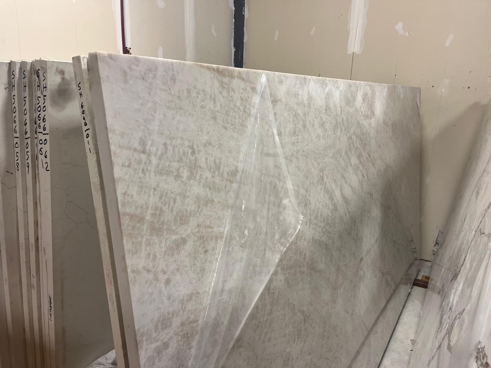 Quartz slab in stock at the workshop, photo 19