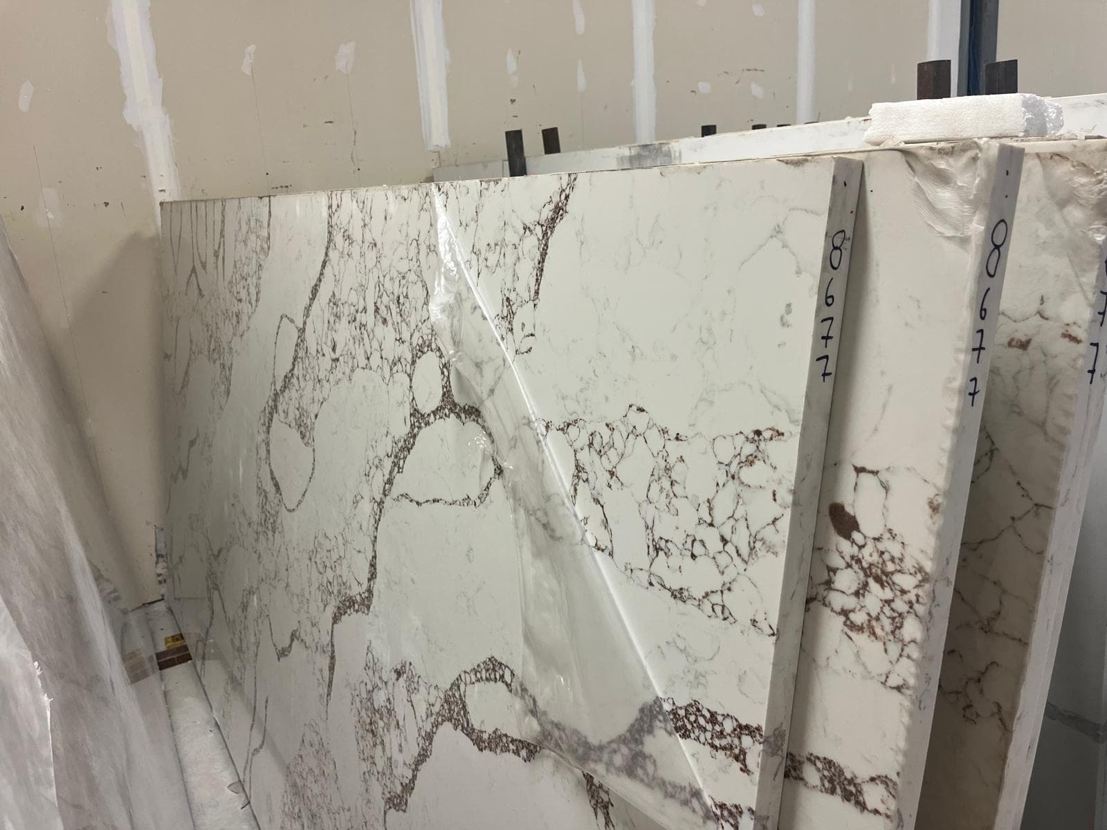 Quartz slab in stock at the workshop, photo 20