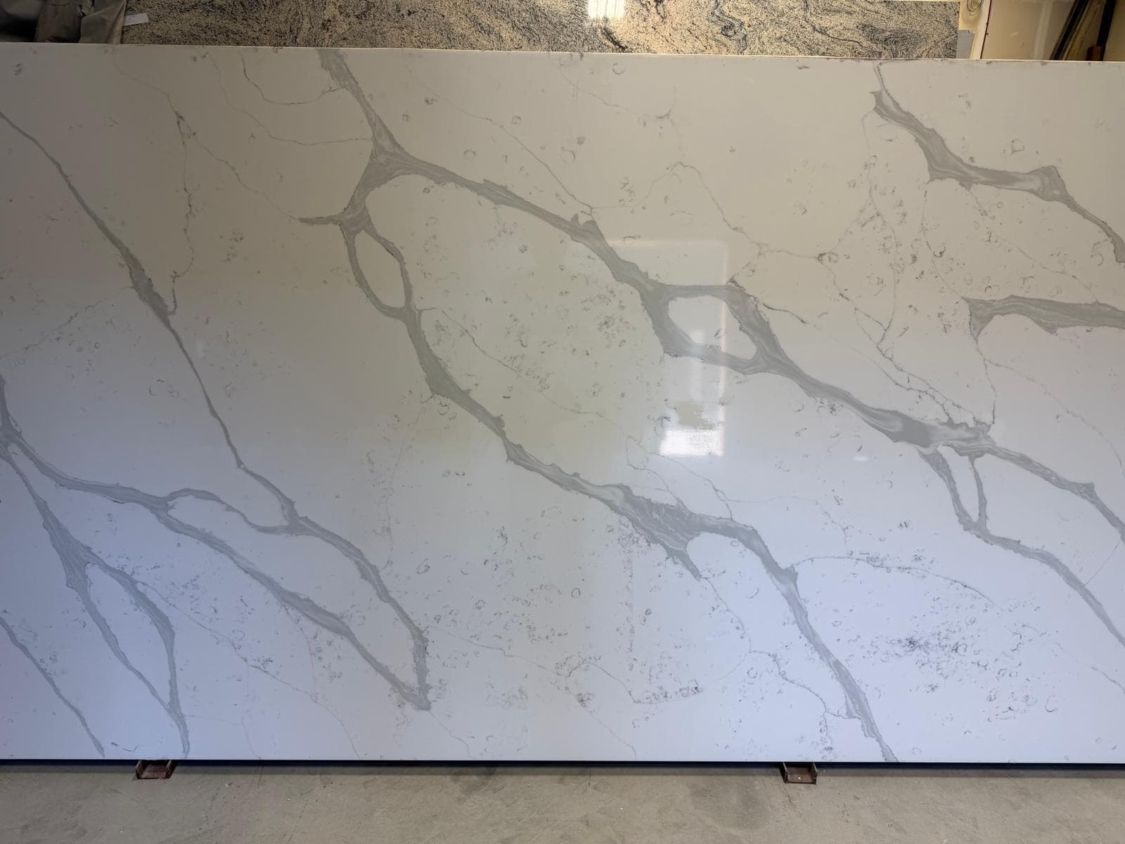 Quartz slab in stock at the workshop, photo 25