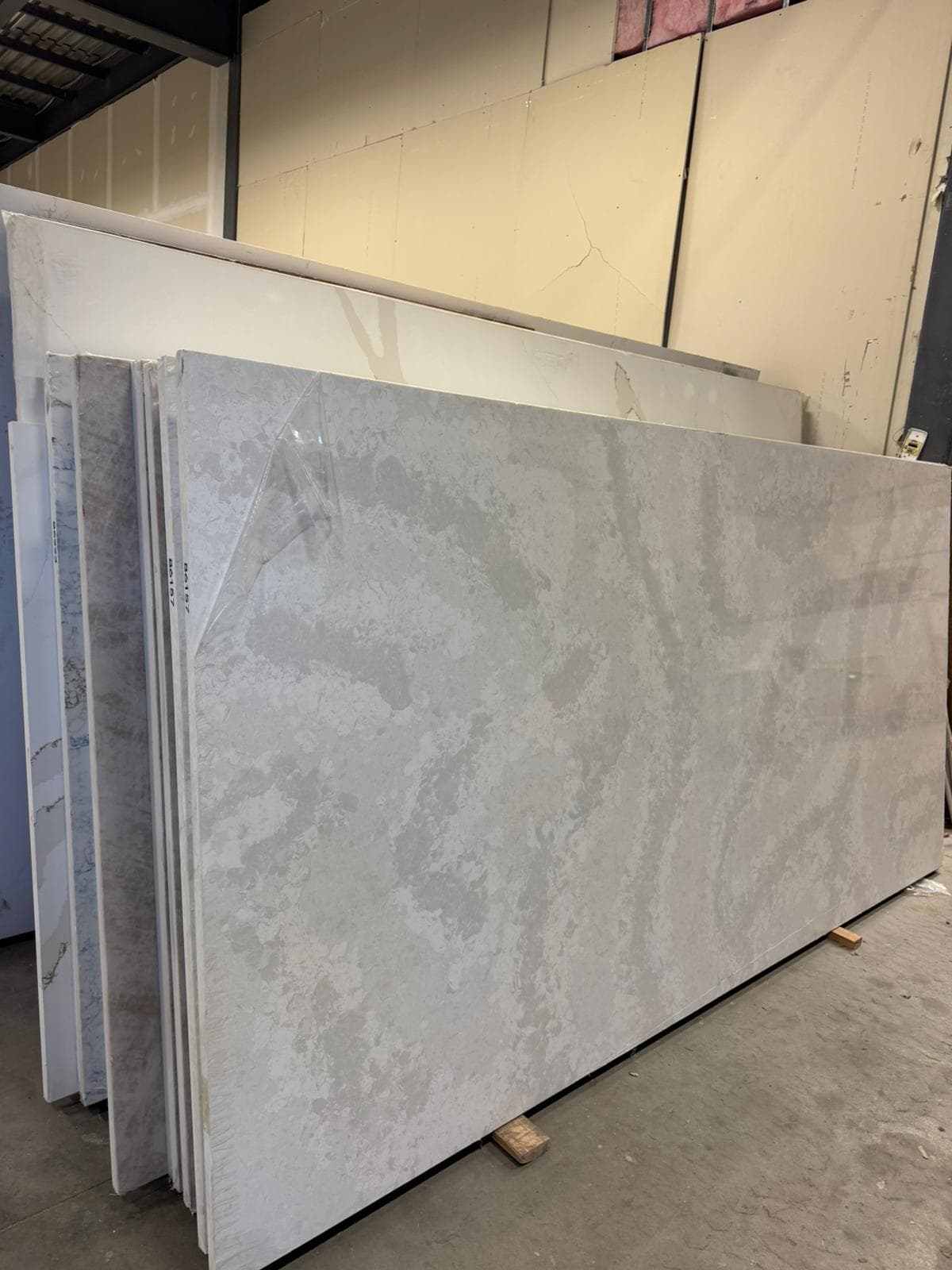 Quartz slab in stock at the workshop, photo 35